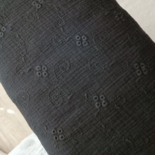 Lataa kuva Galleria-katseluun, Pala 150 cm: BRODEERATTU DOUBLE GAUZE, MUSTA
